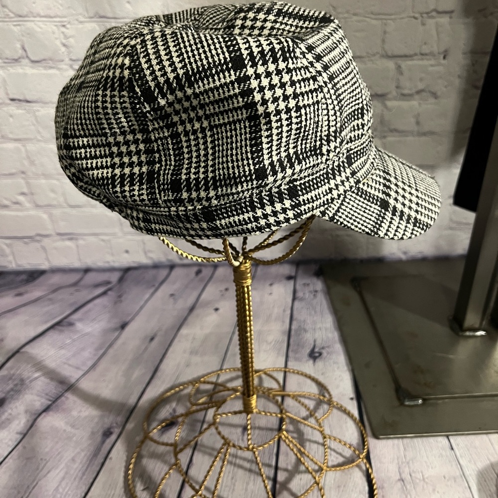 Newsboy woman’s hat. Poly & wool. Black & white plaid. Elastic for o/s fit.
